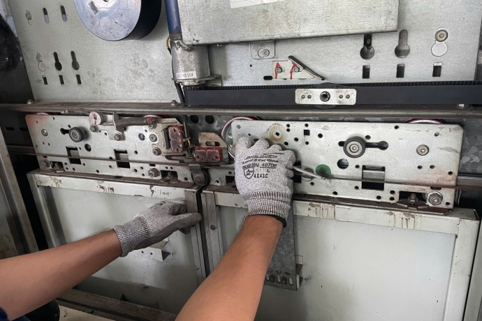 Thay bánh xe treo cửa cabin tại chung cư Bình Khánh Lô J